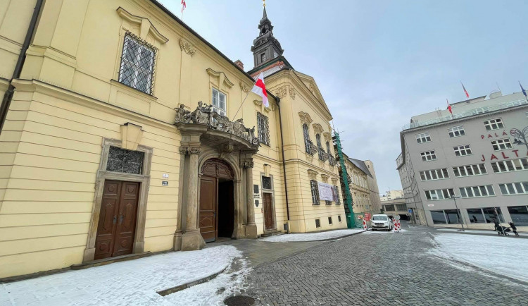 Na brněnské radnici znovu vlaje historická běloruská vlajka