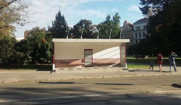 Loni se například objevily koloběžky účelově na zastávce Obilný Trh