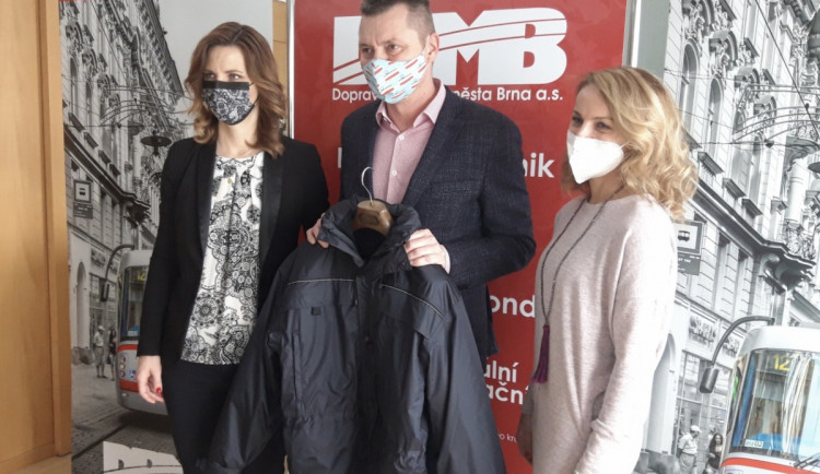 Zleva primátorka Markéta Vaňková, generální ředitel DPMB Miloš Havránek a Monika Škorpíkova z SNF