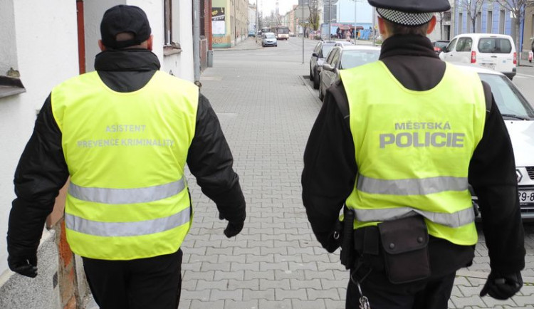 Asistent se strážníkem