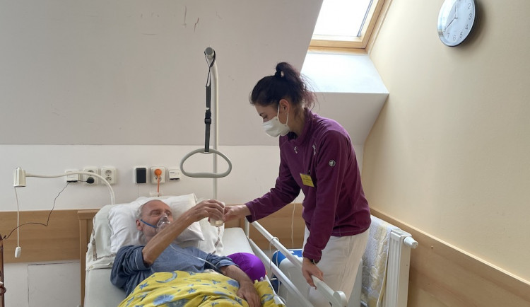 Pacient Jiří Záborský přijímá od zdravotní sestřičky občerstvení