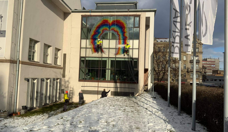 Dům umění města Brna slaví 110. výročí, budovu ozdobila obří olejová skvrna z PET lahví