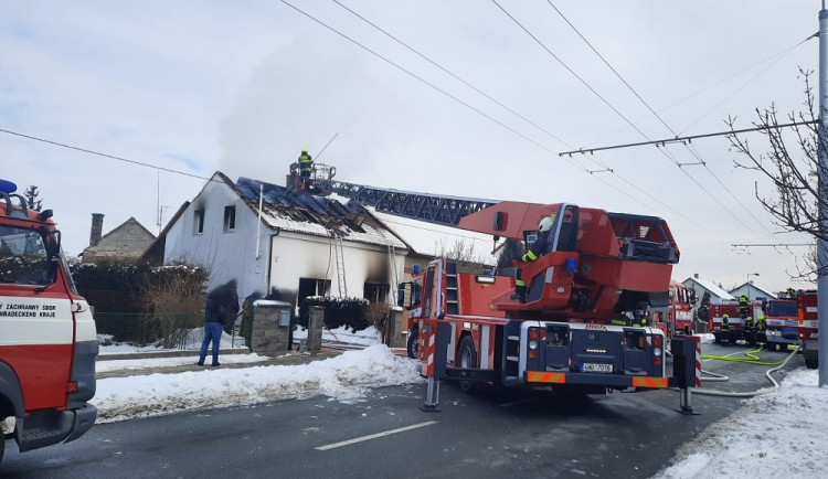 FOTO: V hradeckých Malšovicích hořel rodinný dům. Škoda se odhaduje na dva miliony korun