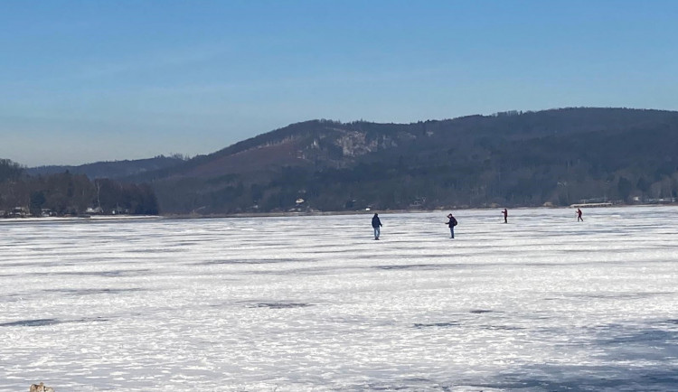 Po "zamrzlém" Prýglu se dnes prohání bruslaři i kočárky, nebezpečné varují strážníci
