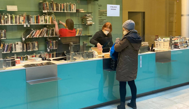 Knihovny otevírají výdejní okénka, digitální archiv poskytnou lidem až do června