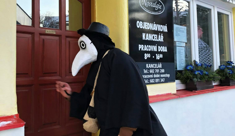 Maškary za oknem a zpěv v ulicích, letošní Líšeňské Ostatky lidé slavili po svém