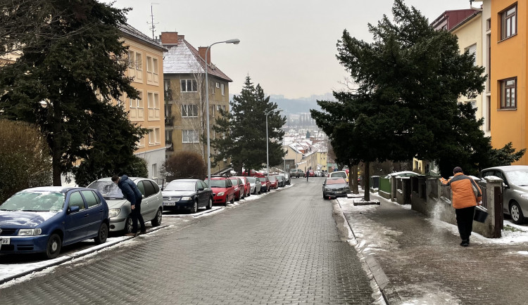 V Brně od rána trápí řidiče i chodce ledovka