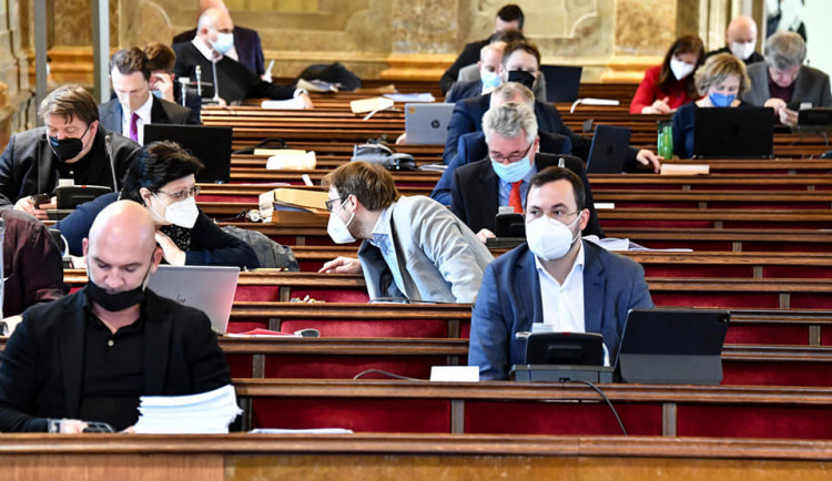 Souhlas brněnských zastupitelů přiblížil výstavbu okruhu. Peníze získají i neziskovky, sportovci či filmaři