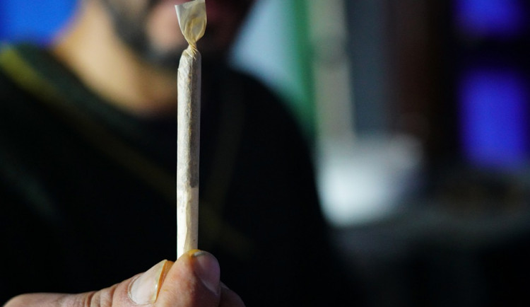 Děti si pokuřovaly jointy marihuany, zábavu překazili policisté