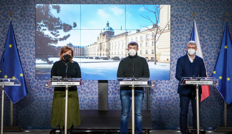 Obchody zatím neotevřou. Respirátory budou povinné v MHD i obchodech