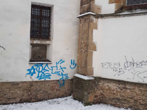 Mladý vandal z Brněnska chtěl vyzkoušet spreje, počmáral kostel