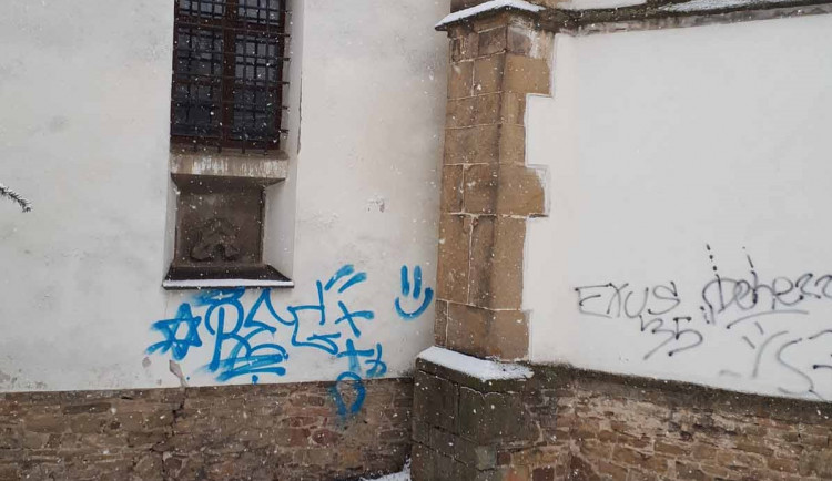 Posprejovaný kostel v Rosicích. Zdroj: Policie ČR