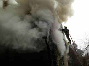 Chatu na Kozí horce zachvátil požár, hasiči s ohněm bojovali celý den