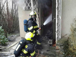 Chatu na Kozí horce zachvátil požár, hasiči s ohněm bojovali celý den
