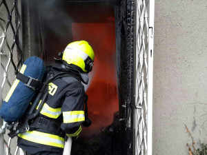 Chatu na Kozí horce zachvátil požár, hasiči s ohněm bojovali celý den
