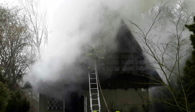 Uhasit oheň se podařilo až po osmi hodinách