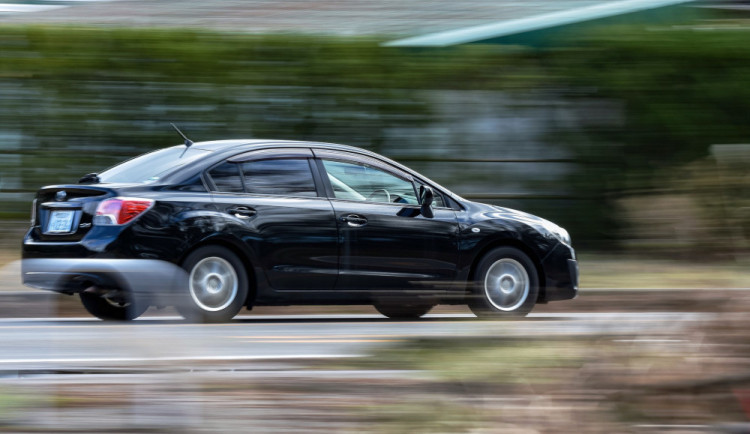 Rozparáděný důchodce prosvištěl Brnem stovkou, pak se divil