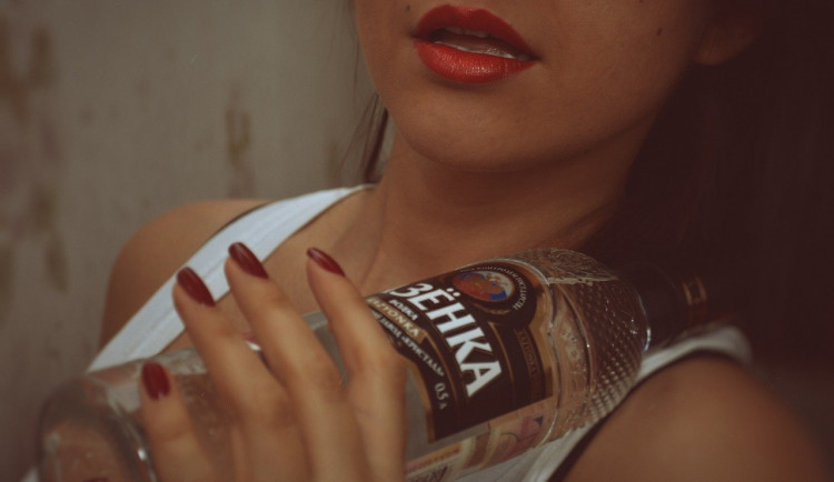 Opilá matka se vydala na výlet šalinou, s sebou si vzala batole a láhev vodky