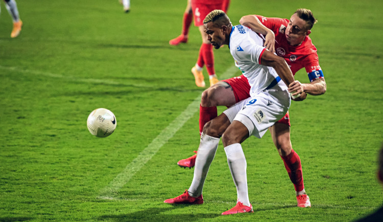 Jean-David Beauguel v souboji s domácím Jakubem Šuralem.