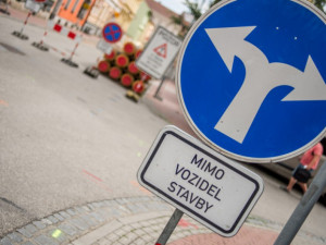 Žena v Brně rozmlátila dopravní značení, nevěděla proč