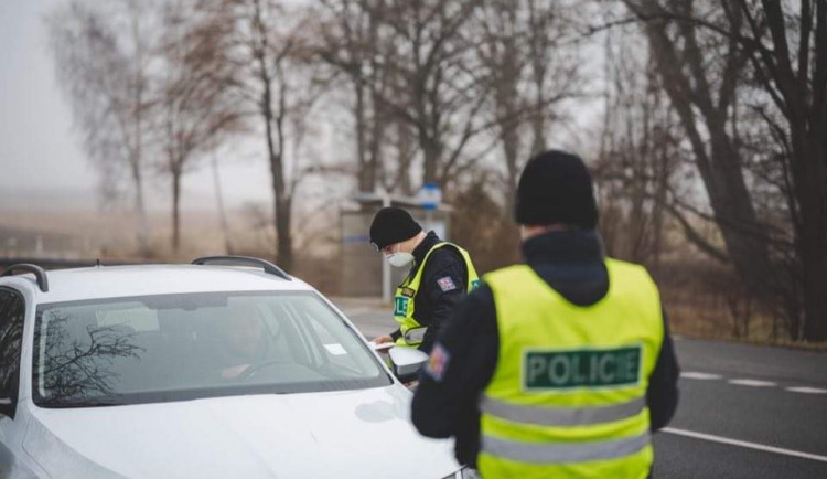 Policie na jihu Moravy řidiče kontroluje na 50 stanovištích