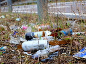 Smutný a opilý vandal v Brně do silnice rozkopl odpadkový koš