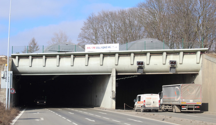 Na úsekové měření upozorňuje řidiče i přivěšený banner.