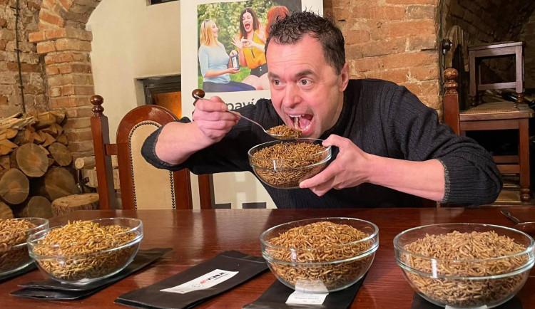 Rekord v Brně. Jedlík spořádal za půl hodiny takřka deset tisíc červů