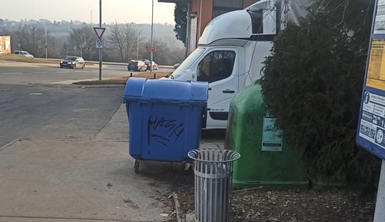 Mladíci poškodili kontejner