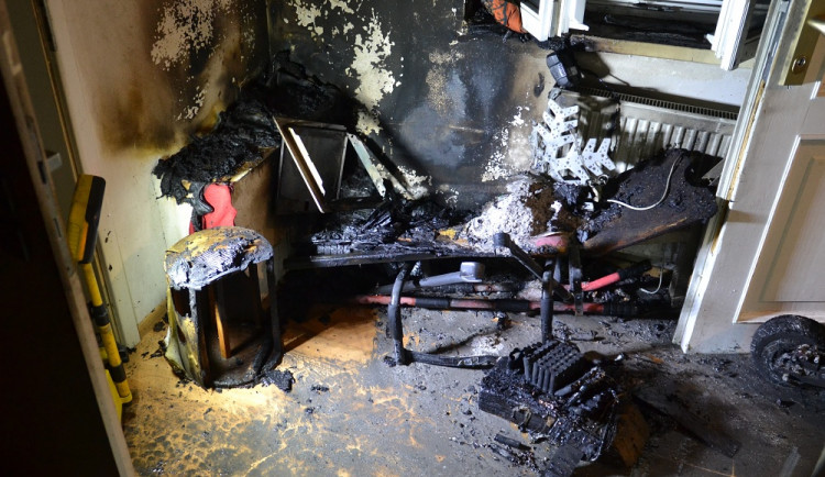 Za požárem v Liberci bylo nabíjení elektrokoloběžky. Mezi zachráněnými jsou kočky i had