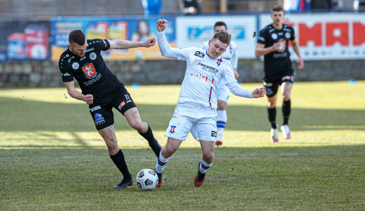 Líšeňský Milan Lutonský v souboji s Erikem Prekopem