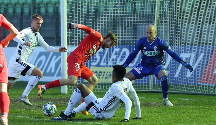 Jan Hladík (v červeném) se dnes v zápase s Karvinou neprosadil