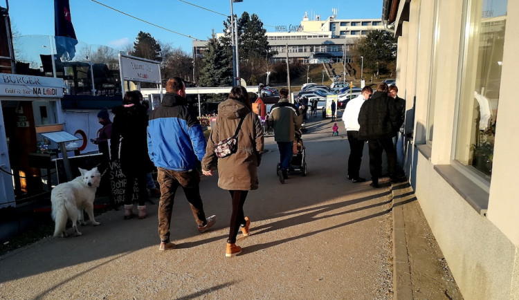 Slunce v Brně vylákalo cyklisty a chodce na stezky i k přehradě