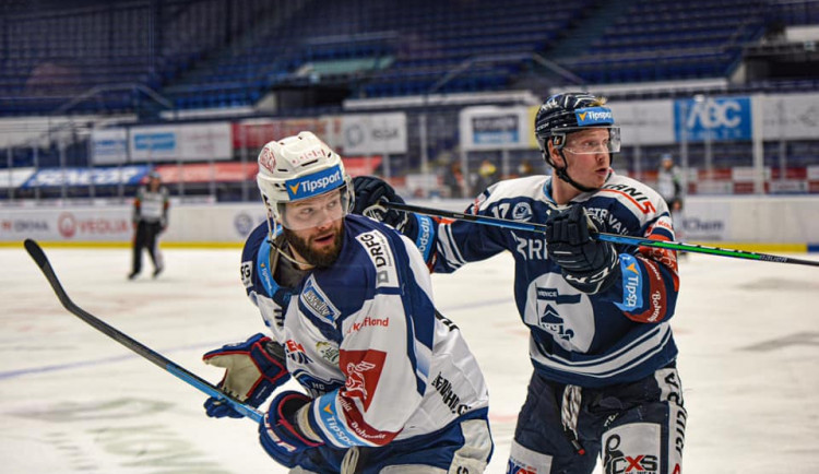 Brněnský Tomáš Vincour v souboji s vítkovickým Robertem Firckem