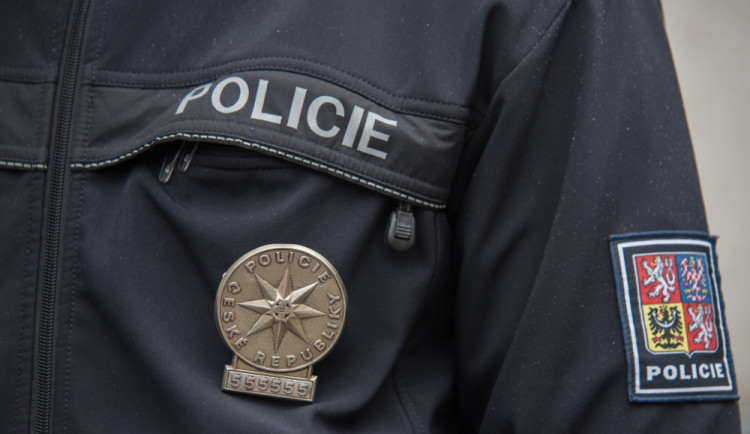 Partička v Turnově stříkala po lidech neznámou tekutinu. Podle policie to nebylo kvůli nezakrytí úst