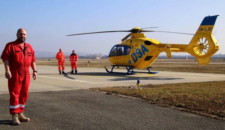 Mladého muže srazil na Brněnsku kamion, v kritickém stavu ho transportoval vrtulník