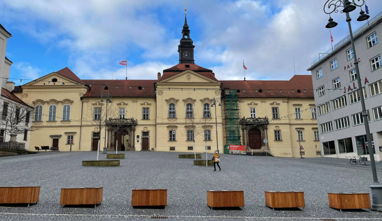 Dominikánské náměstí v Brně zdobí zatím platany, mezi něž přibude v budoucnu kašna