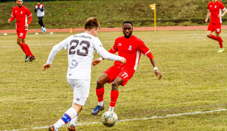 Blanenský N'goma přihlíží akci líšeňského Lutonského 