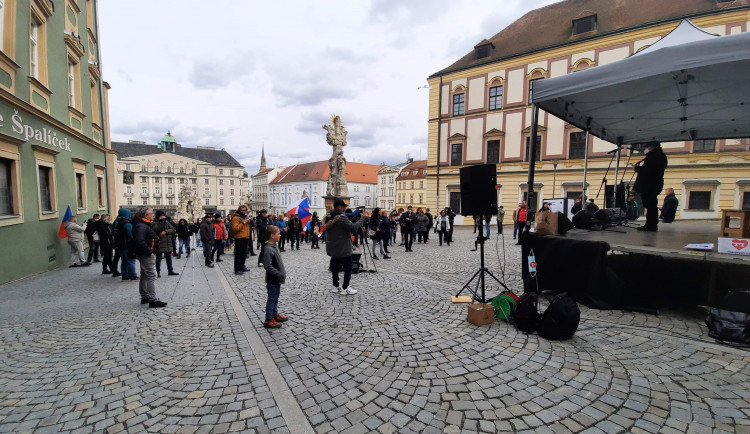 Demonstranti a kritici protikoronavirových opatření se prošli Brnem