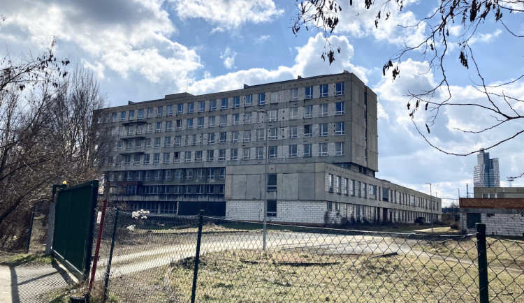 Brno chce získat zchátralou železniční polikliniku