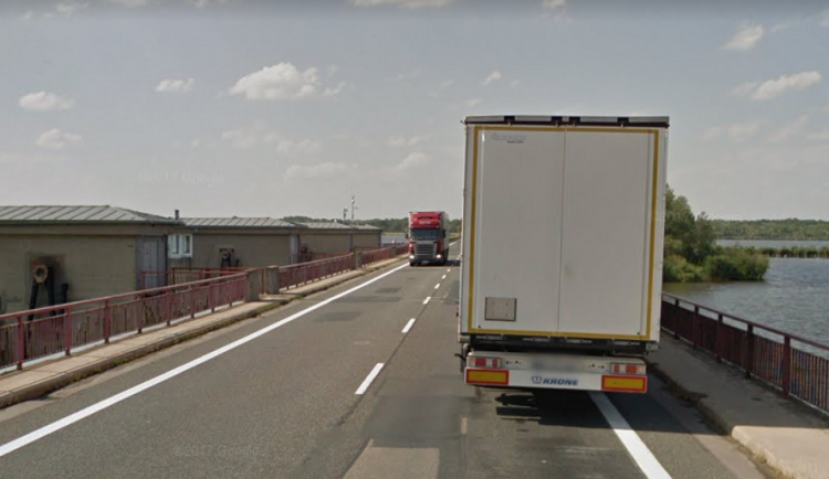 Uzavírku mostu přes Nové Mlýny odnesly objízdné trasy, čeká je rekonstrukce