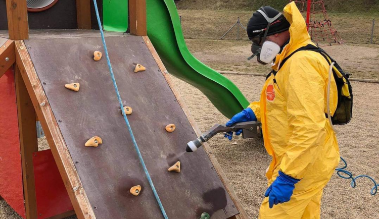 Dezinfekce dětských hřišť ve Znojmě. Zdroj: FB Jakuba Malačky