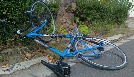 Ze tmy se vynořil nalitý cyklista a v plné rychlosti napálil do policejního auta