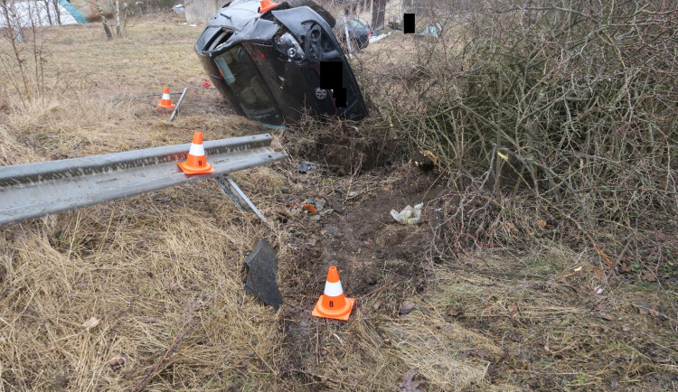 Řidič ve smyku vyletěl ze silnice a narazil do svodidel, škoda přesáhla 100 tisíc korun