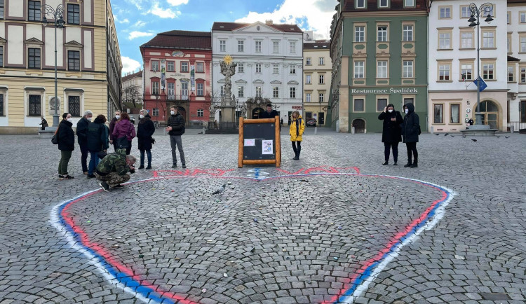 Brňané děkují zdravotníkům, na Zelném trhu pro ně namalovali srdce