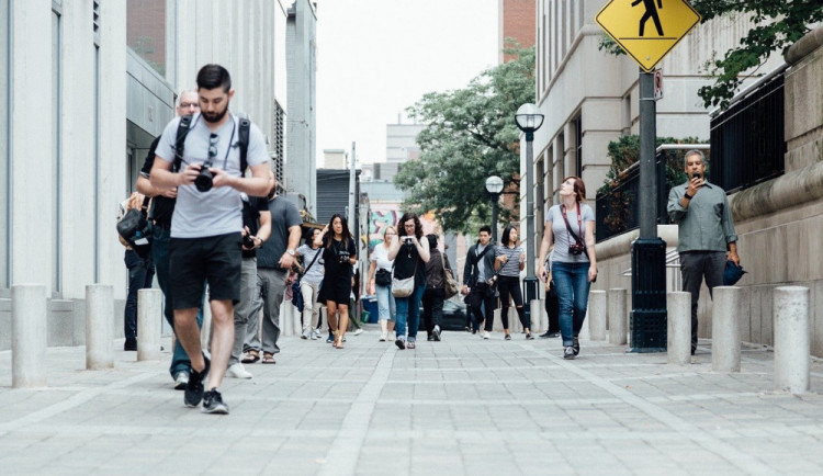 size4-16159240207203-139-chodec-se-sluchatky-a-mobilem-jde-naproti-nehode