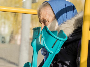 Revizoři budou v brněnské MHD dávat cestujícím respirátory. Město chce omezit počet konfliktů