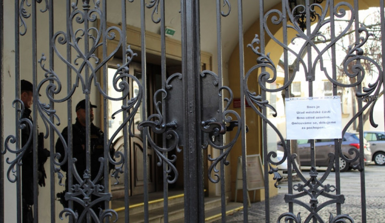Policie zasahovala na radnici Brno-střed, odnesla si materiály