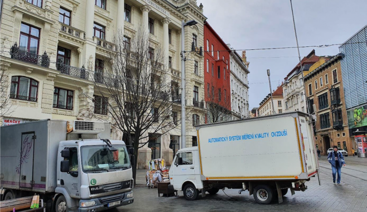 Na náměstí Svobody se měřila kvalita ovzduší, výsledky zkreslilo poblíž nastartované auto