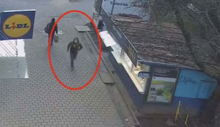 Drzý zloděj okradl devadesátiletou stařenku